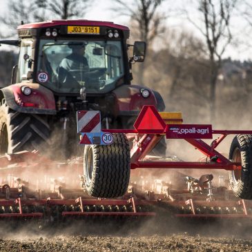 Barevně sladěné duo McCormick X7.670 VT Drive + kompaktor Opall-Agri Saturn IV.