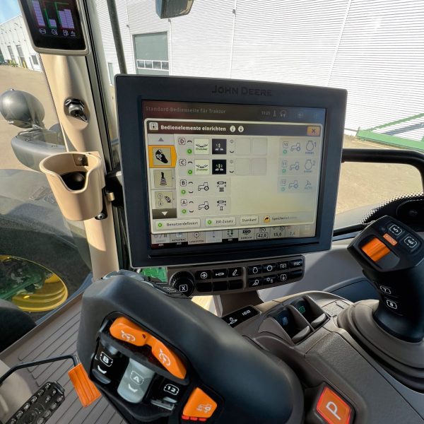 Pomocí KRONE PreSelect Digital lze předvolit funkci a ovládat řídicí jednotku pomocí tlačítek AUX na pojezdové páce s ISOBUS na traktoru, aniž byste museli měnit úchop.