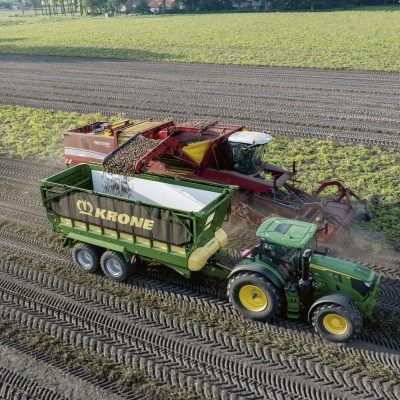 S tlumícími vlastnostmi pružného dopravního pásu se KRONE GX 360 PLUS bezvadně hodí pro přepravu citlivých plodin jako jsou například brambory – přeprava bez pomačkání.